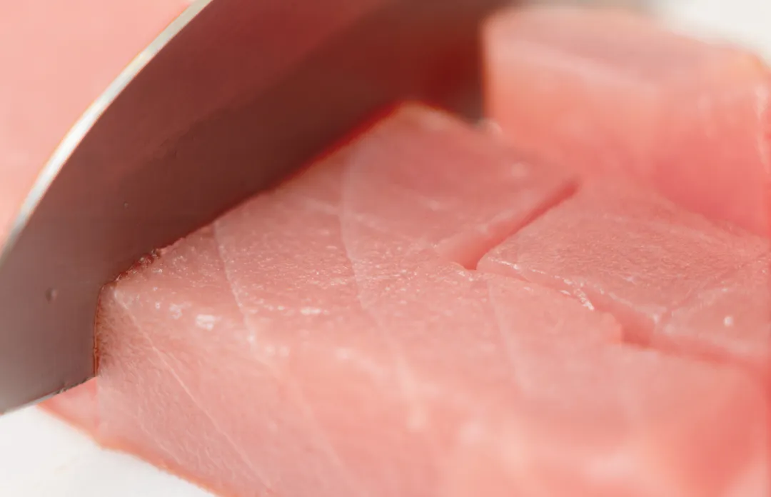 大粒マグロを手切り